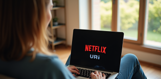 Personne sur un canapé utilisant un laptop avec VPN affiché