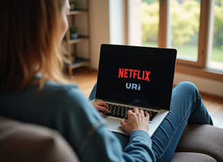 Contourner VPN Netflix : Astuces efficaces pour accéder aux contenus bloqués Personne sur un canapé utilisant un laptop avec VPN affiché